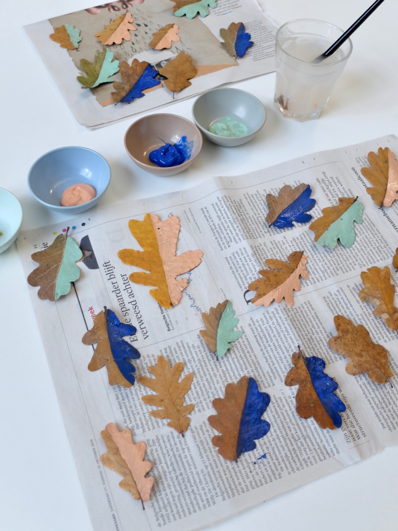 Gedroogde herfstbladeren, geverfd met acrylverf