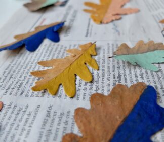 Gedroogde herfstbladeren, geverfd met acrylverf