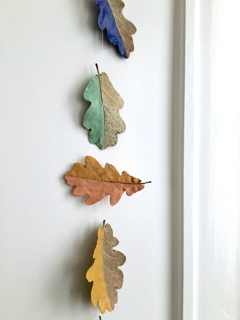 Slinger van gedroogde herfstbladeren, geverfd met acrylverf