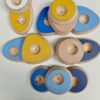 Eierdopje in recupemateriaal, roze, geel en blauw
